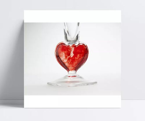 装着红色液体的心形玻璃工艺品 艺术与实用的完美结合